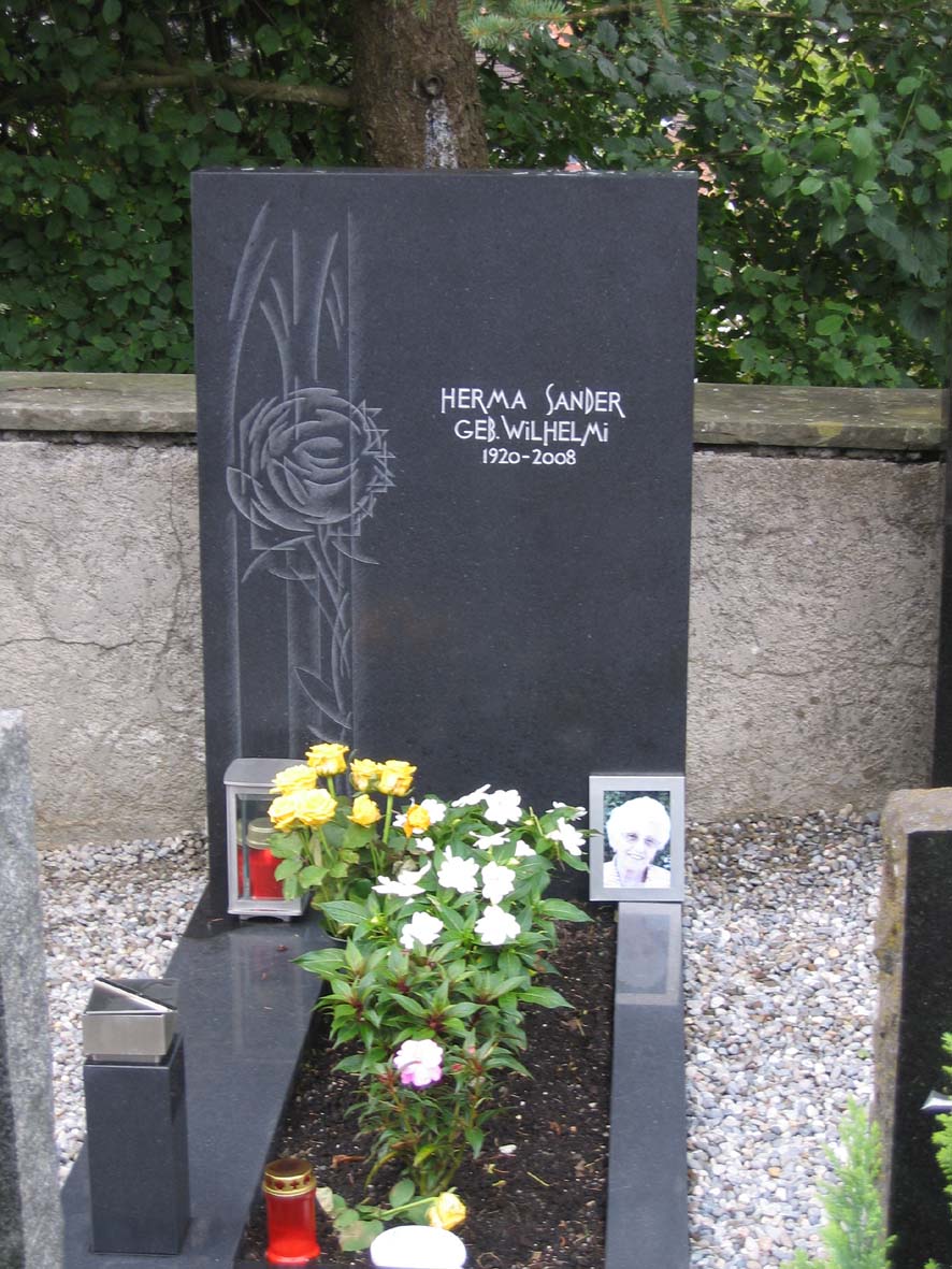 Grabstein aus feink&ouml;rnigem, leicht mattierten Granit