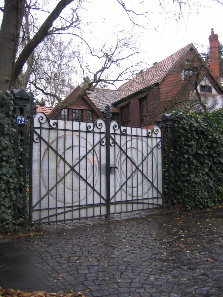 altes eisernes Gartentor, mit Plexiglasstreifen erweitert