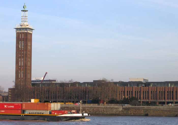 die Rheinhallen in K&ouml;ln Deutz, mit Messeturm